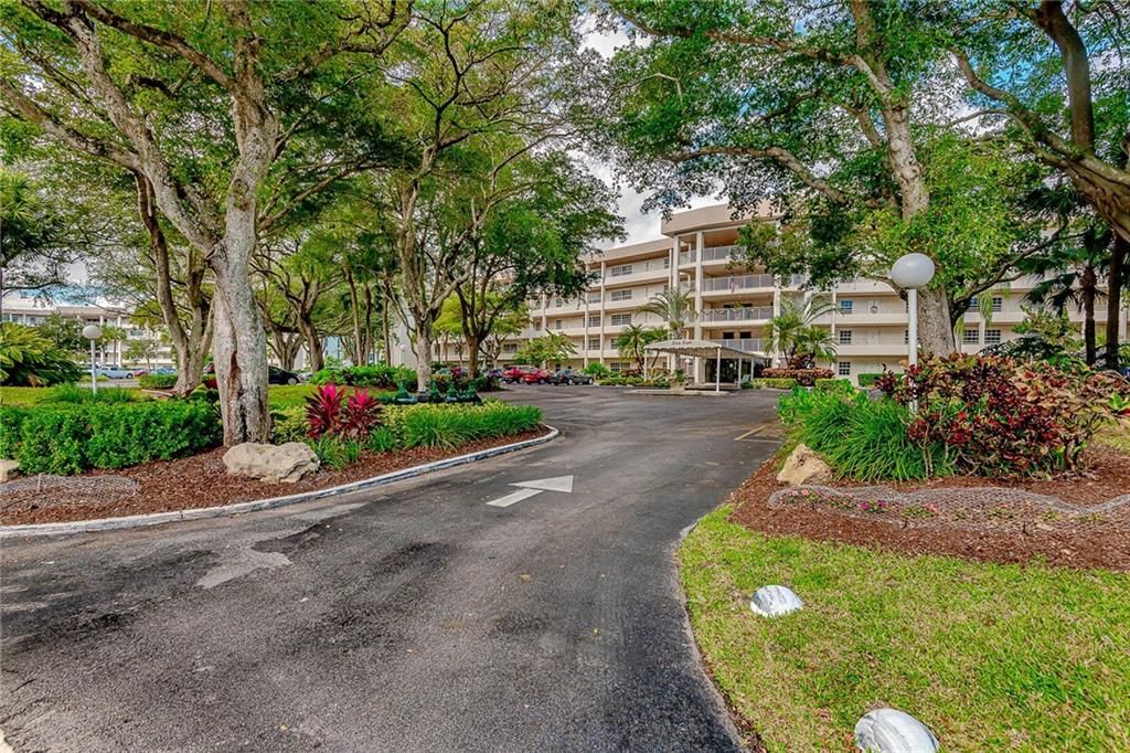 Photo of 545 Oaks Ln #204, Pompano Beach, FL 33069 (MLS # F10312372)