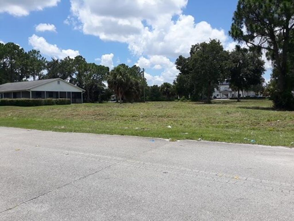Photo of 402 SW Aileen Street, Port Saint Lucie, FL 34983 (MLS # R10917612)