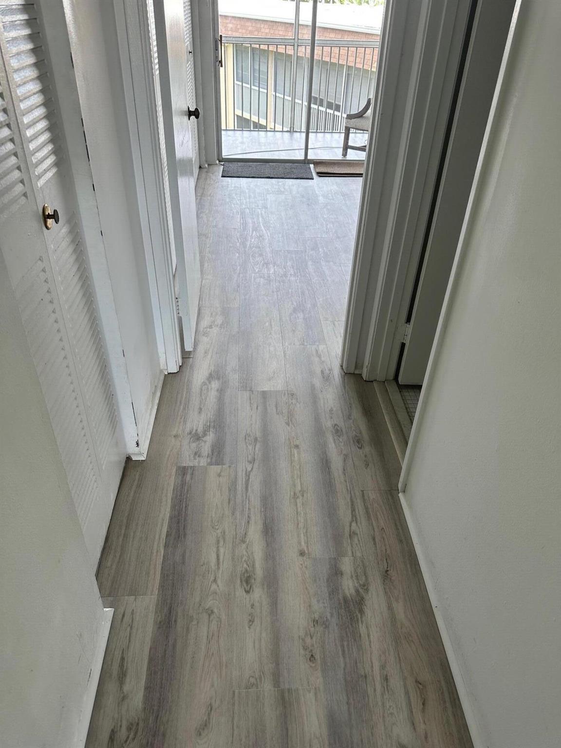 NICE ONE BEDROOM CONDO IN A NICE 55+COMMUNITY. NEW FLOORINGS AND IN A VERY GOOD LOCATION.