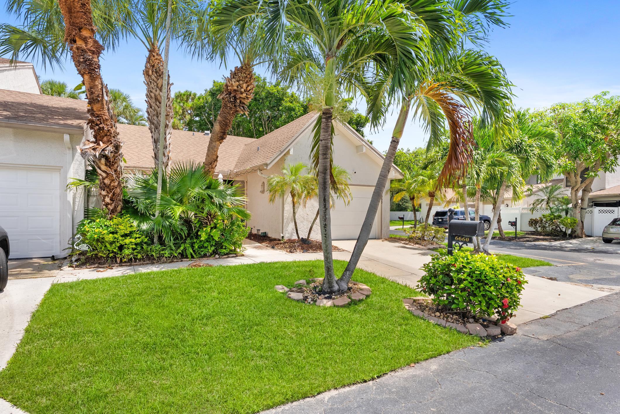 6660 CANARY PALM Circle