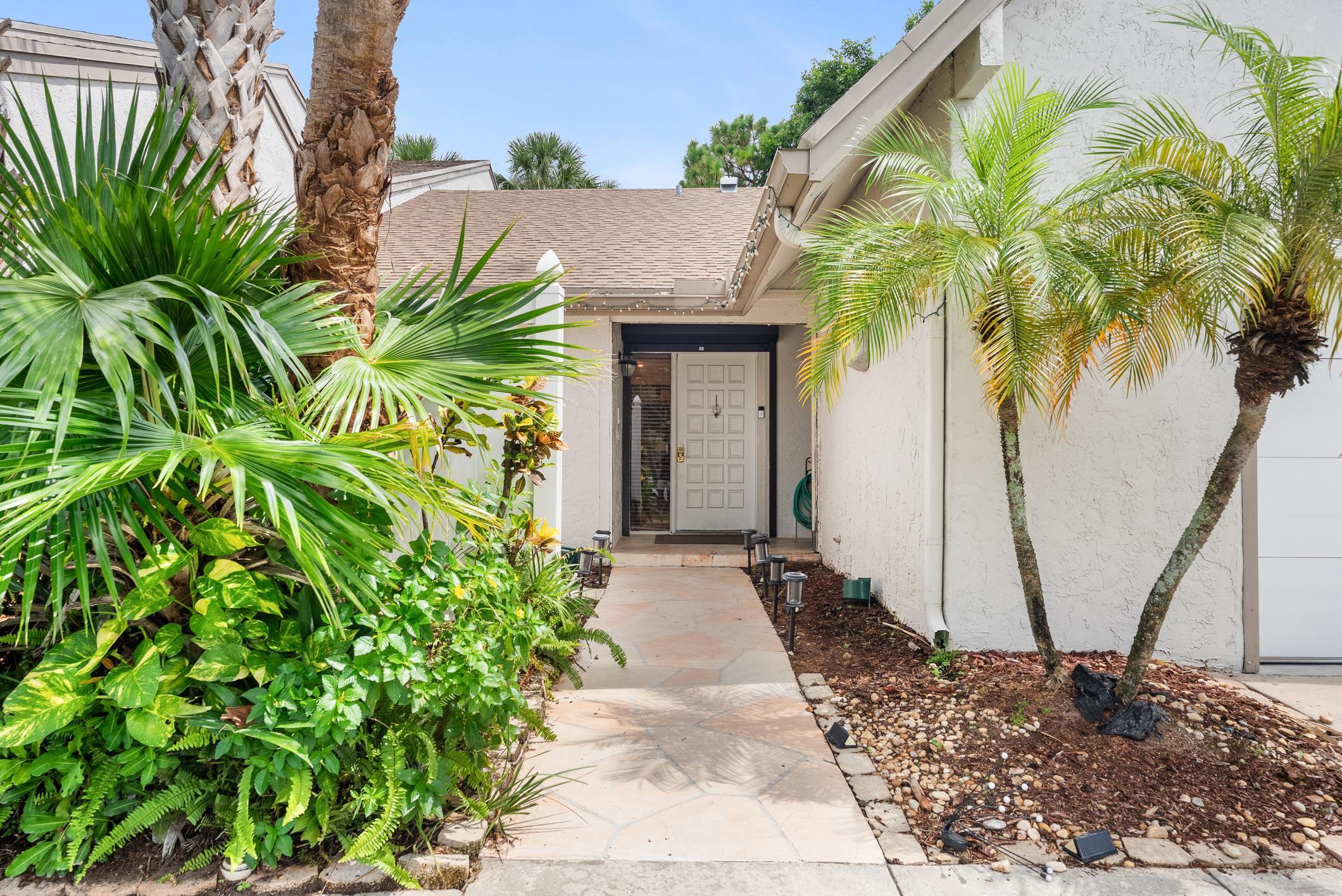 6660 CANARY PALM Circle