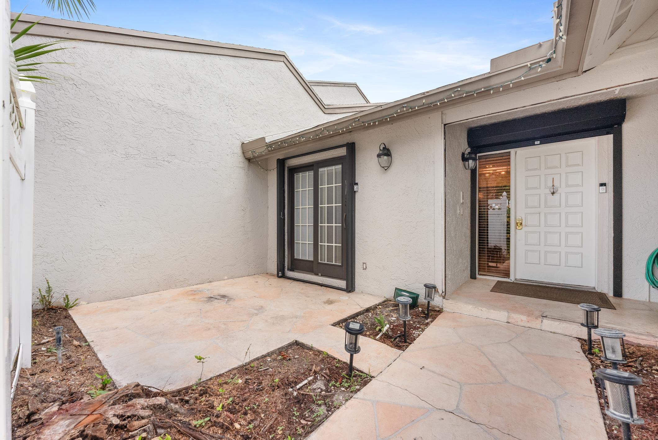 6660 CANARY PALM Circle