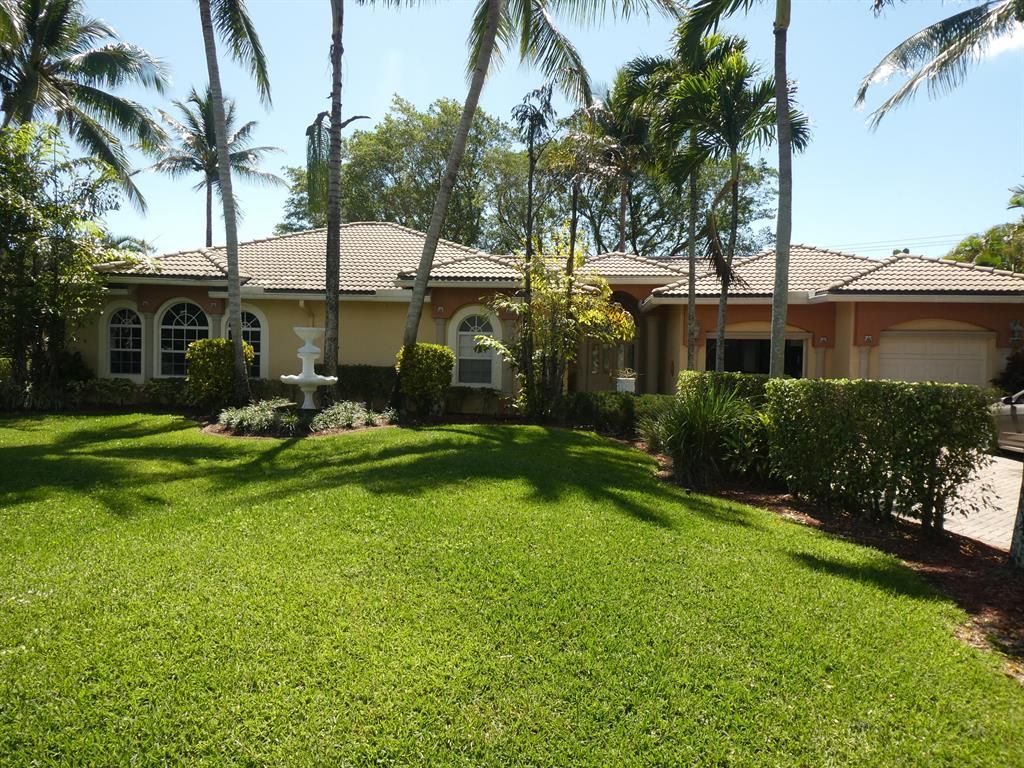 Photo of 12 Aspen Court, Boynton Beach, FL 33436 (MLS # R10704154)