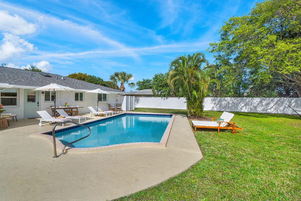 Photo of 4300 Brooks Ave, West Palm Beach, FL 33407 (MLS # B26000796)