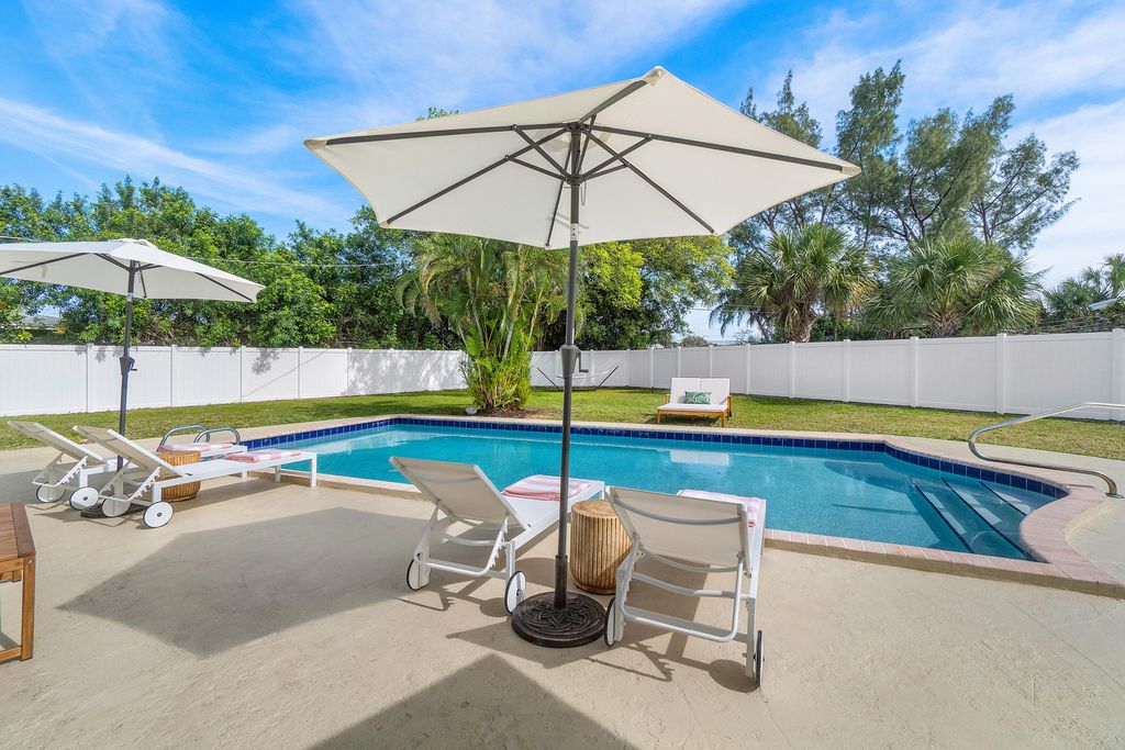 Photo of 4300 Brooks Ave, West Palm Beach, FL 33407 (MLS # B26000796)