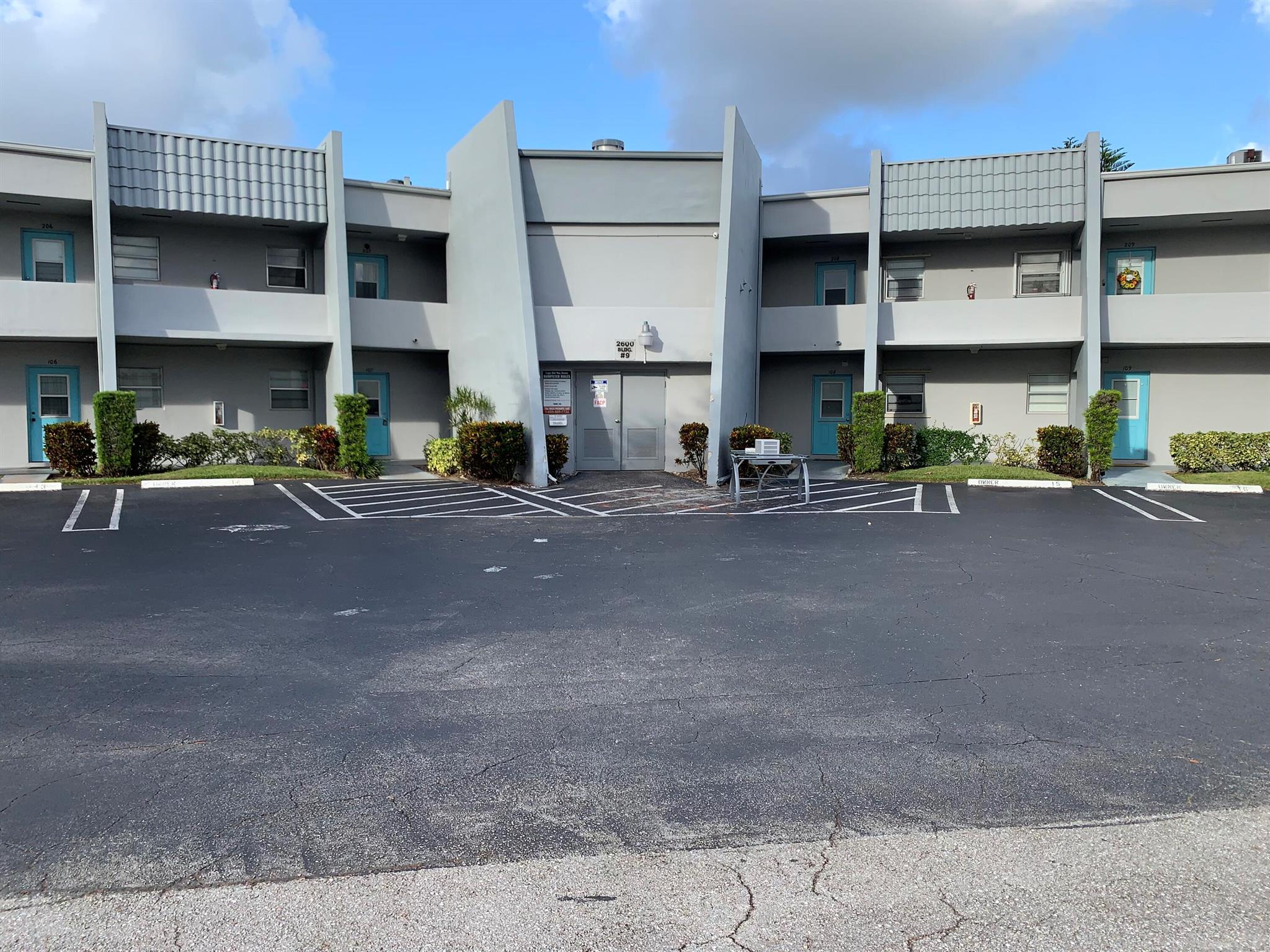 BEAUTIFUL ONE BEDROOM ONE AND A HALF BATH LOCATED IN LAGO DEL REY. NO CARPET AND IS A LAKEFRONT UNIT.THE COMMUNITY HAS 2 TENNIS COURTS AND A CLUBHOUSE WITH A POOL.
