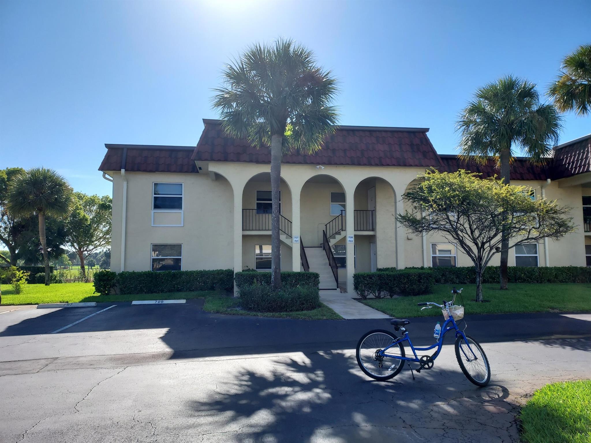This is a 3 bedroom, ground floor condo adjacent to Carlin Park Heart Trail. Only a 7 minute walk to the beach and across the street from Jupiter's Riverwalk on the intracoastal. Close to fine dining, shopping, theatre and beach, you can't beat this location. Please, No pets, No trucks