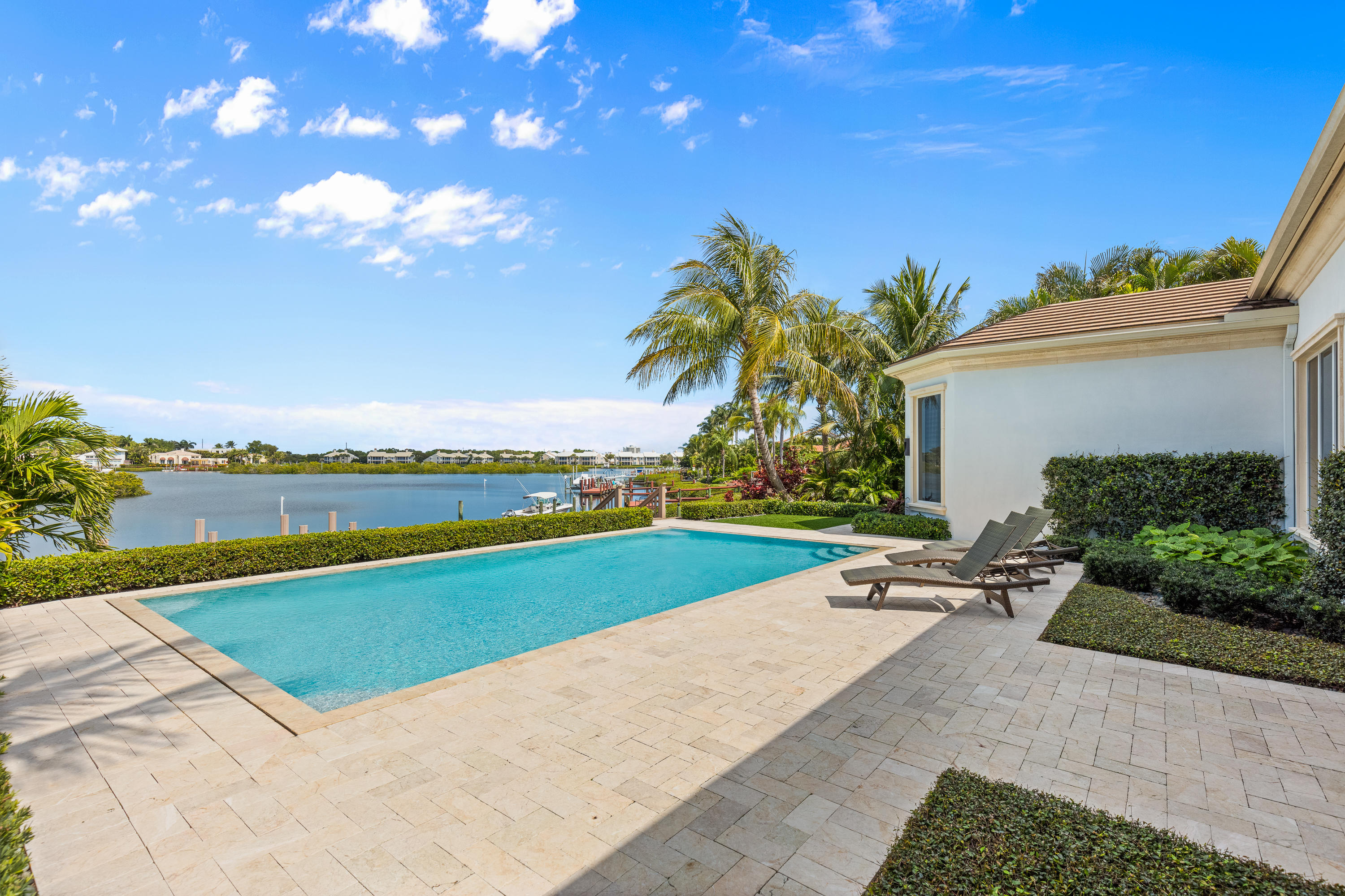 ADMIRALS COVE - Residential