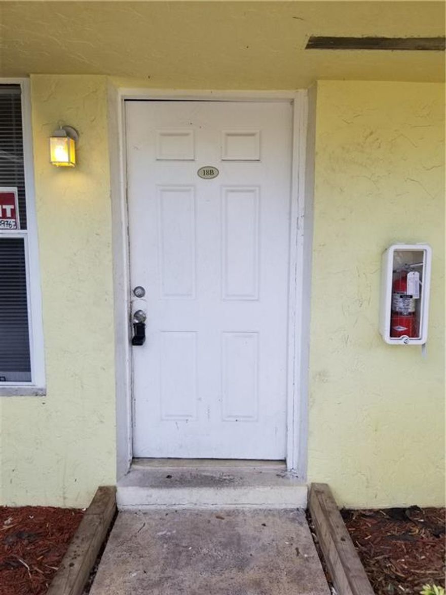 BEAUTIFUL 2/2 APARTMENT. SUPER FAST APPROVAL FROM ASSOCIATION. CLOSE TO SCHOOLS, SHOPPING CENTERS, MAJOR HIGHWAYS, ETC. AVAILBLE IMMEDIATELY.