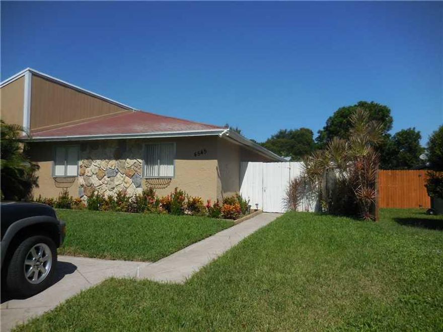 VERY NICE CLEAN 3 BEDROOM, 2 BATHS VILLA. TILE FLOORS IN ALL ROOMS, THE KITCHEN HAS BEEN COMPLETELY UPDATED, NEW APPLIANCES, GRANITE COUNTER TOP, FENCED LARGE YARD. IT IS SMALL COMMUNITY WITH ONLY 80 HOMES IN DEVELOPMENT,