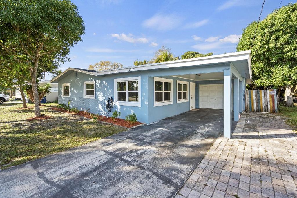 Photo of 2809 Oleander Boulevard, Fort Pierce, FL 34982 (MLS # R11142600)