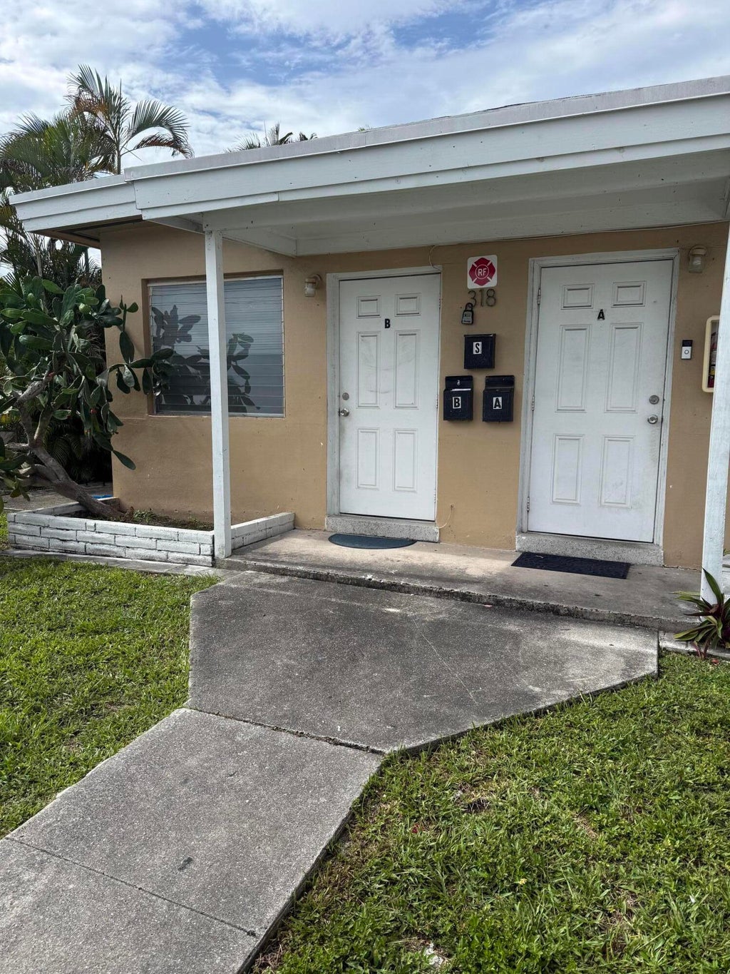 Photo of 318 NE 6th Street, Hallandale Beach, FL 33009 (MLS # B26037301)