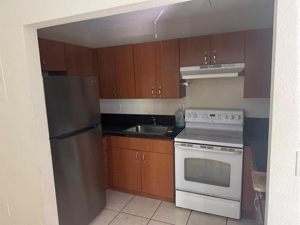 PALMS AT DANIA BEACH COND - Residential Lease