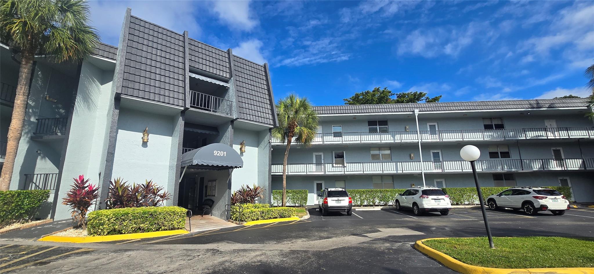 1 bedroom condo, one full bathroom in the master bedroom and half bathroom. Good opportunity to purchase on the first floor, condo has a new roof. 55+ community.