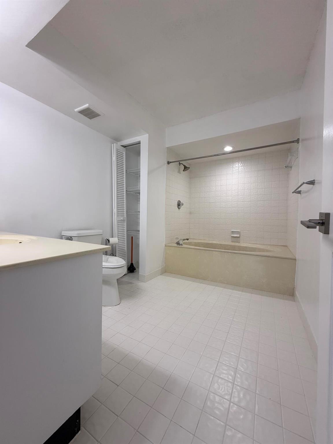 VILLA SONRISA CONDO - Residential Lease