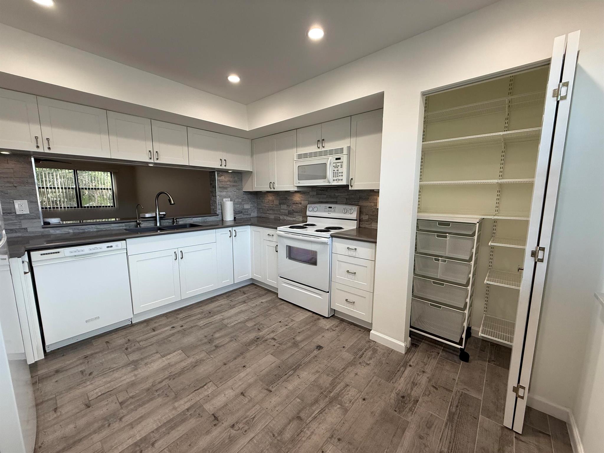 VILLA SONRISA CONDO - Residential Lease