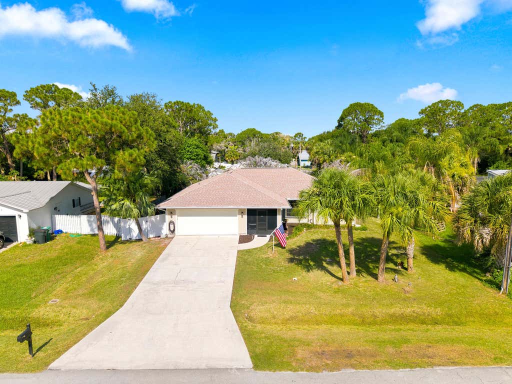 Photo of 6107 BAMBOO Drive, Fort Pierce, FL 34982 (MLS # B26052244)