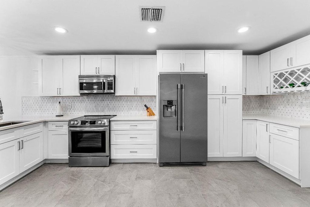 Photo of 819 Windermere Way, Palm Beach Gardens, FL 33418 (MLS # R11142315)