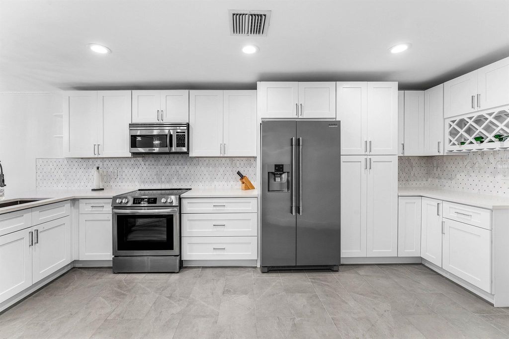 Photo of 819 Windermere Way, Palm Beach Gardens, FL 33418 (MLS # R11142315)