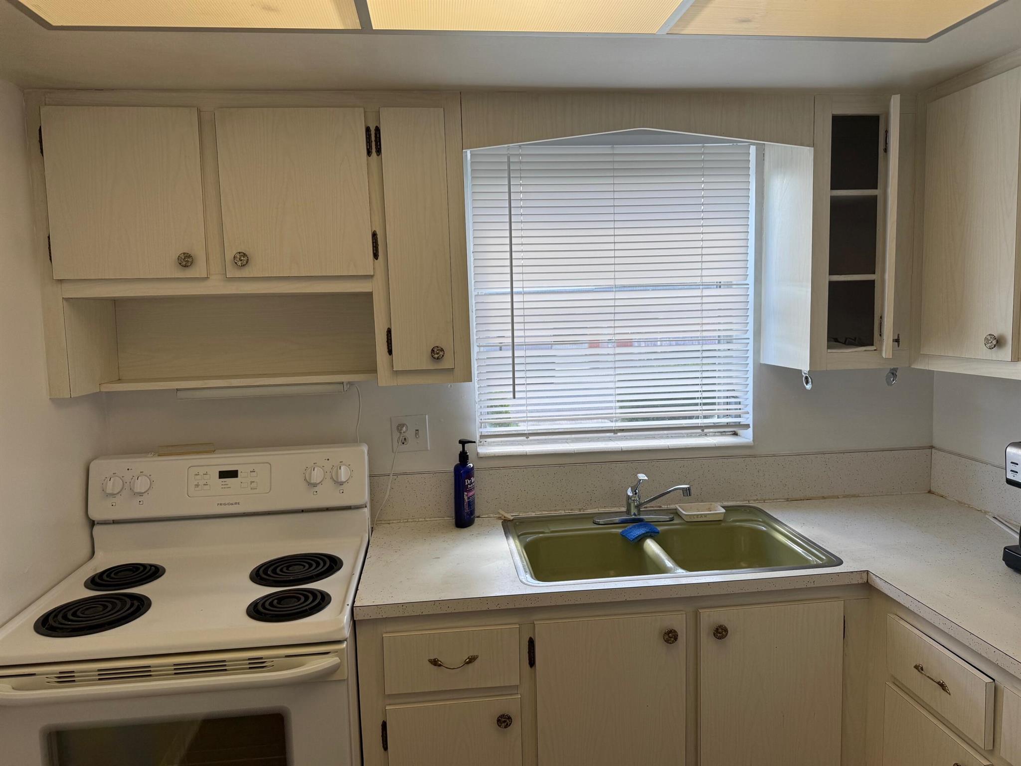 CRESTHAVEN VILLAS CONDO 2 - Residential Lease