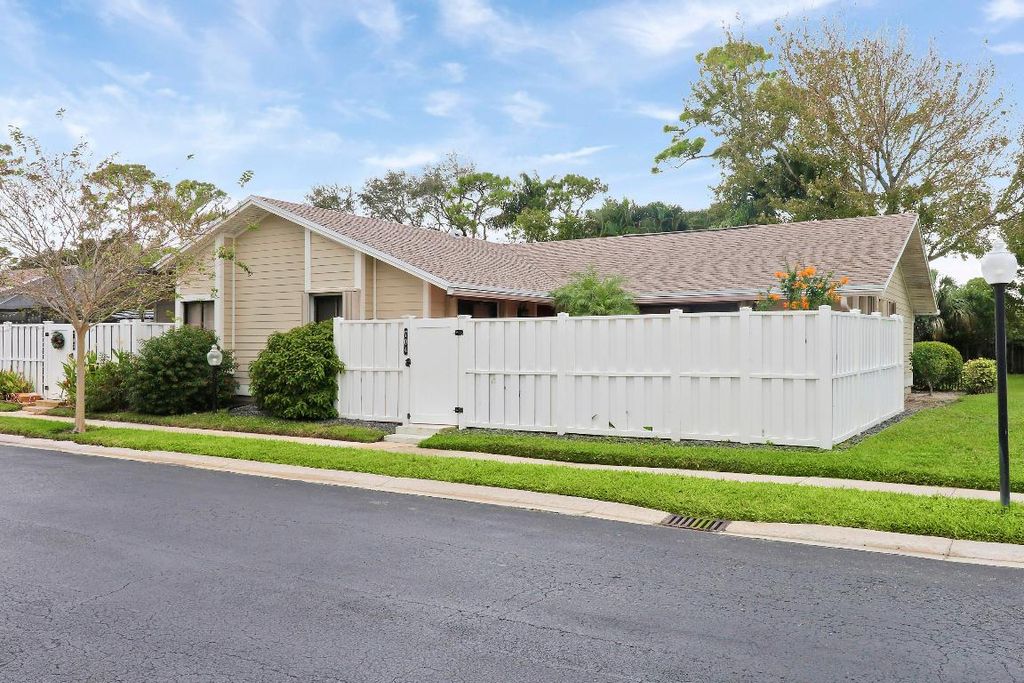 Photo of 704 Summer Winds Lane, Jupiter, FL 33458 (MLS # R10943328)