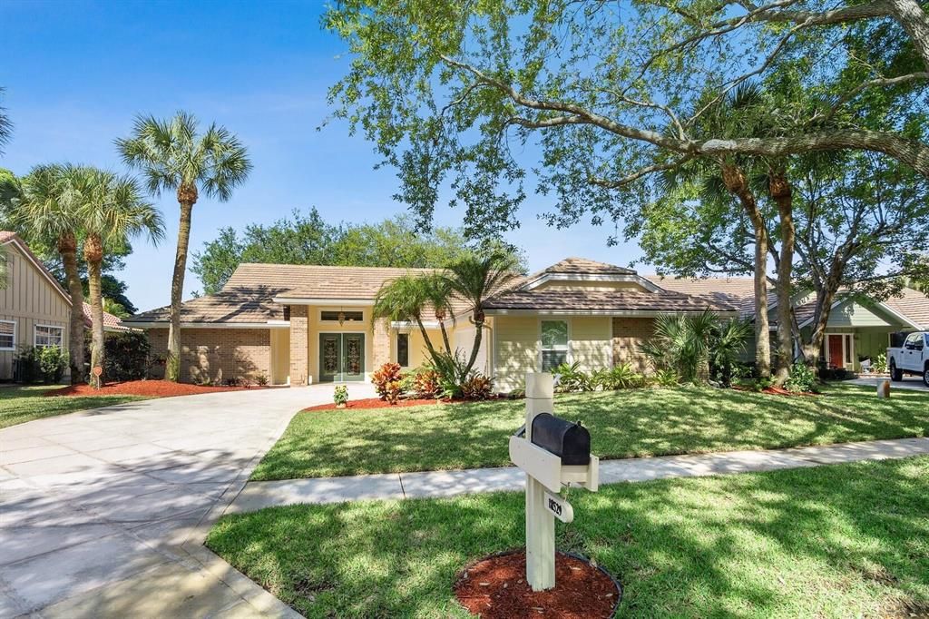 Photo of 18529 Lake Bend Drive, Jupiter, FL 33458 (MLS # R10787481)