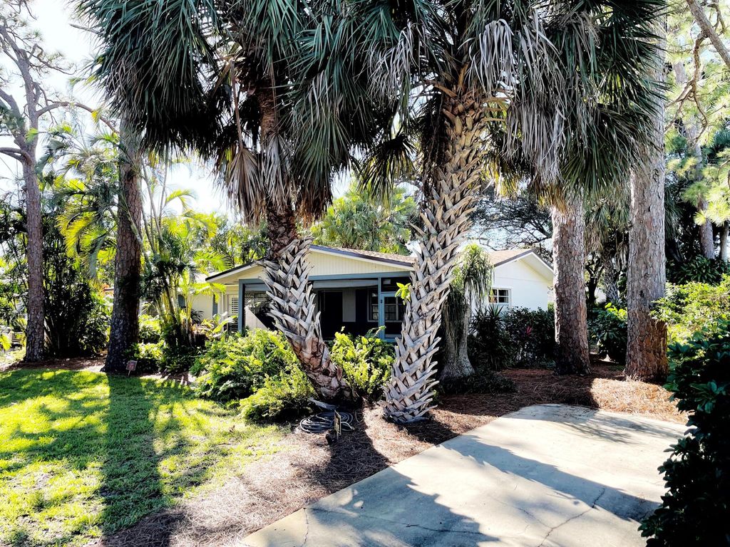 Photo of 902 SE Ocean Avenue, Stuart, FL 34996 (MLS # R10944150)