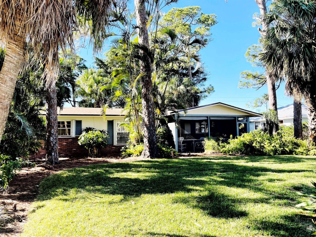 Photo of 902 SE Ocean Avenue, Stuart, FL 34996 (MLS # R10944150)