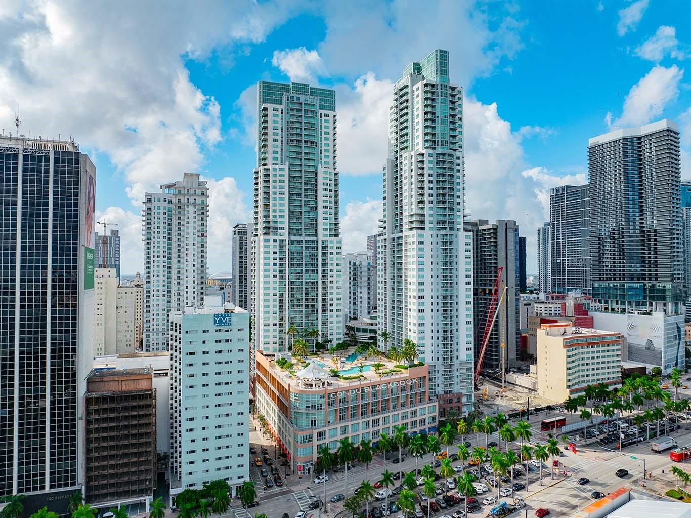 AMAZING 2/2 CORNER UNIT, BEAUTIFUL VIEWS TO THE BAY AND CITY. VIZCAYNE CONDO HAS AMAZING AMENITIES IN A RESORT STYLE BUILDING WITH 4 POOLS, INCLUDING SPA , 24HS SECURITY, FITNESS CENTER AND MUCH MORE.