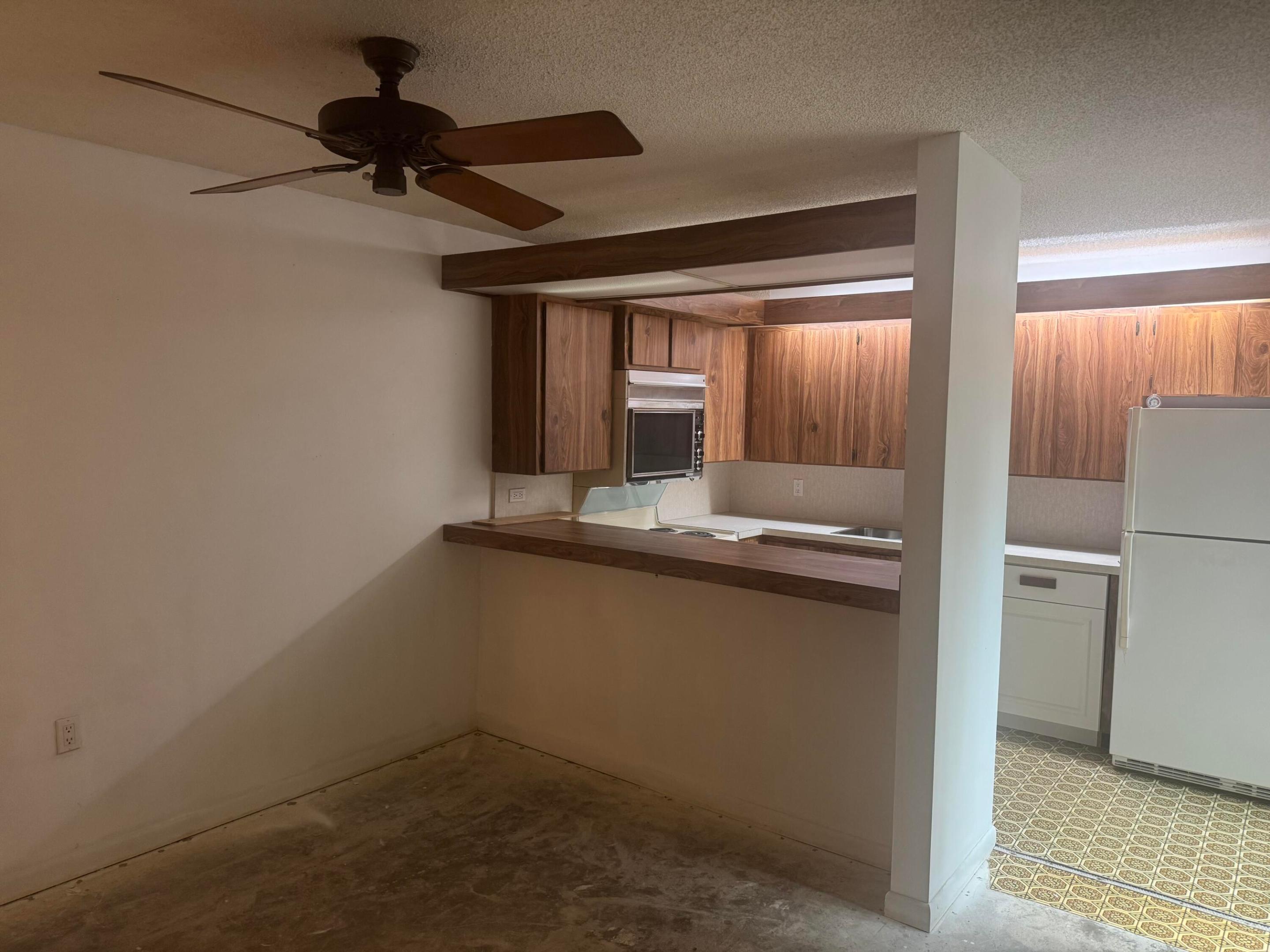 GARDEN LAKES AND GARDEN SQUARE SHOPS - Residential