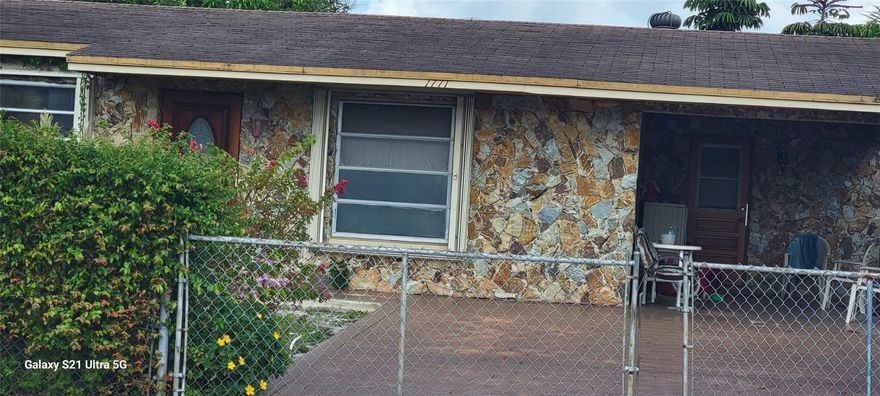 TRADITIONAL SALE, SINGLE FAMILY HOME 3/2 NEED UPDATING AND SOME TENDER LOVING CARE.SPLIT BEDROOM PLAN