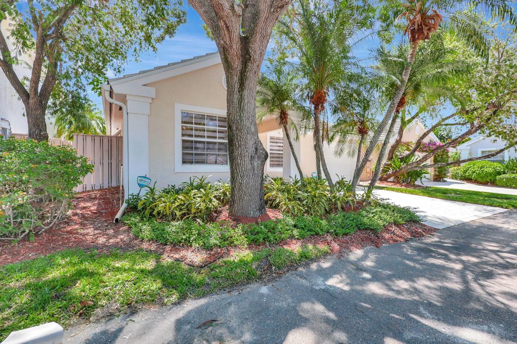 Photo of 62 Admirals Court, Palm Beach Gardens, FL 33418 (MLS # R11021348)