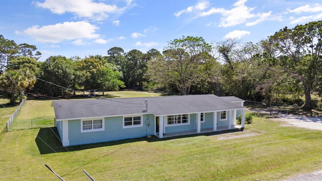 Photo of 990 Emerald Avenue, Fort Pierce, FL 34945 (MLS # R10787640)