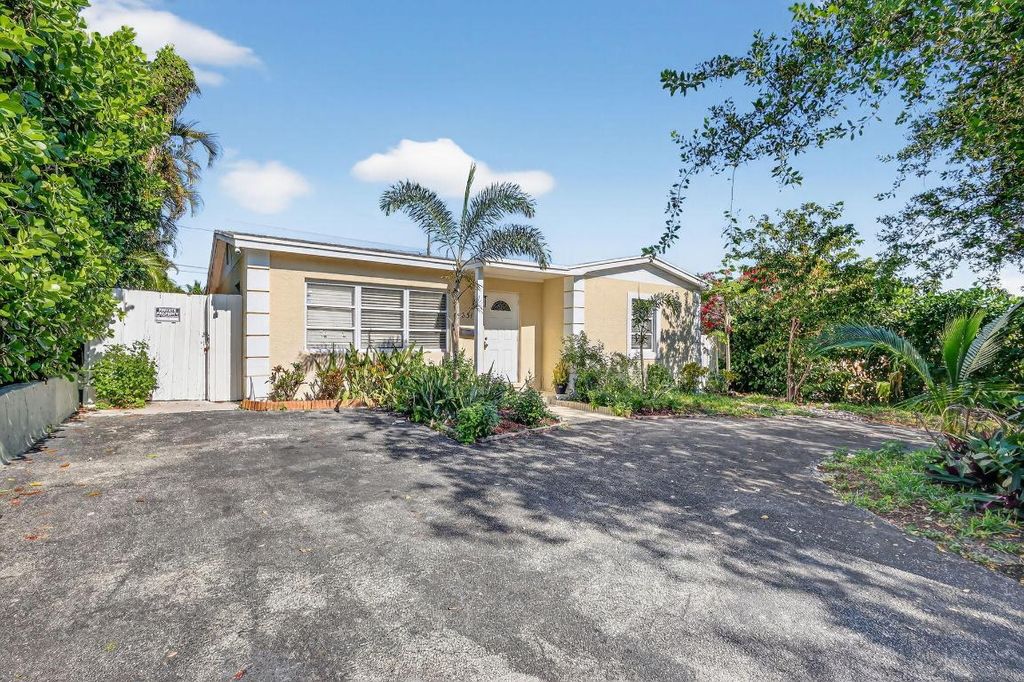 Photo of 831 30th Court, West Palm Beach, FL 33407 (MLS # R11150518)