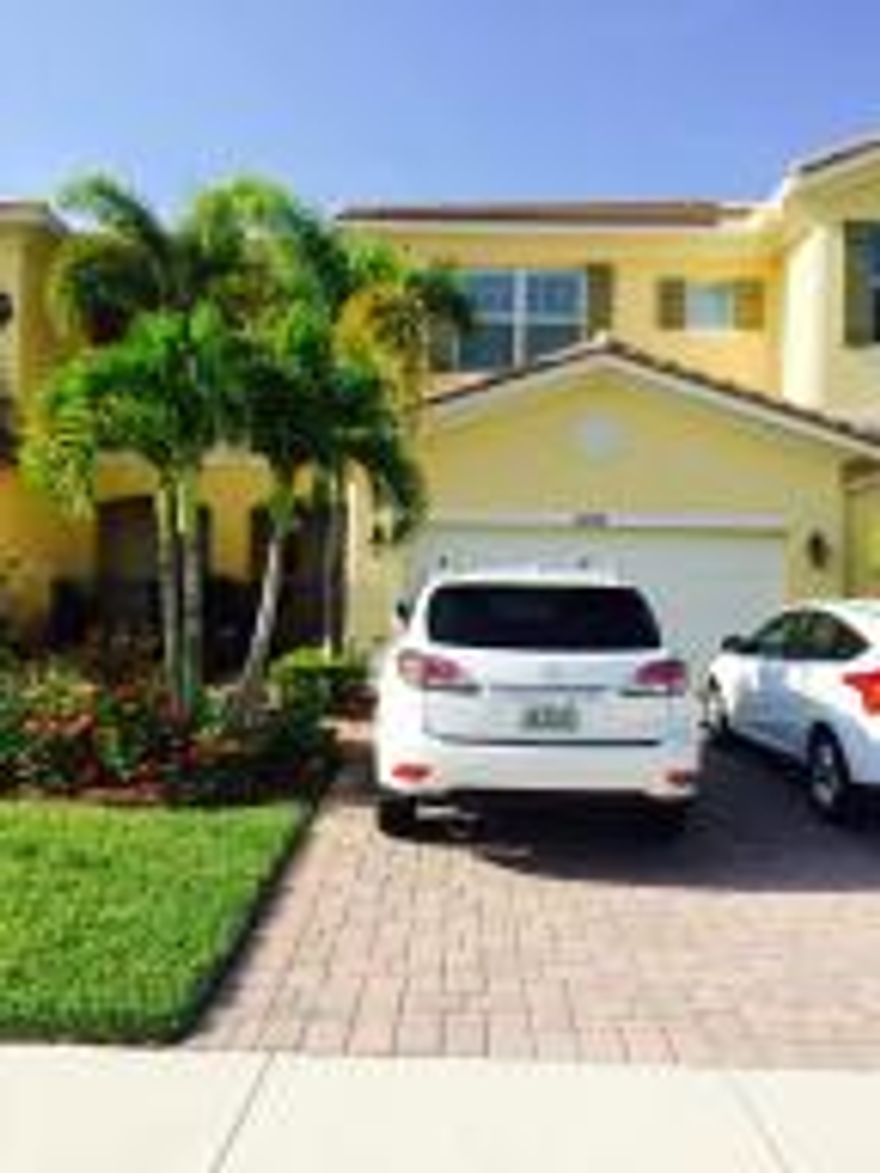 Almost new beautiful fully fenced Paloma townhouse in close proximity to The Gardens Mall, Downtown at the Gardens and the PGA Corridor.  Numerous upgrades throughout including plantation shutters throughout and built-in closets.