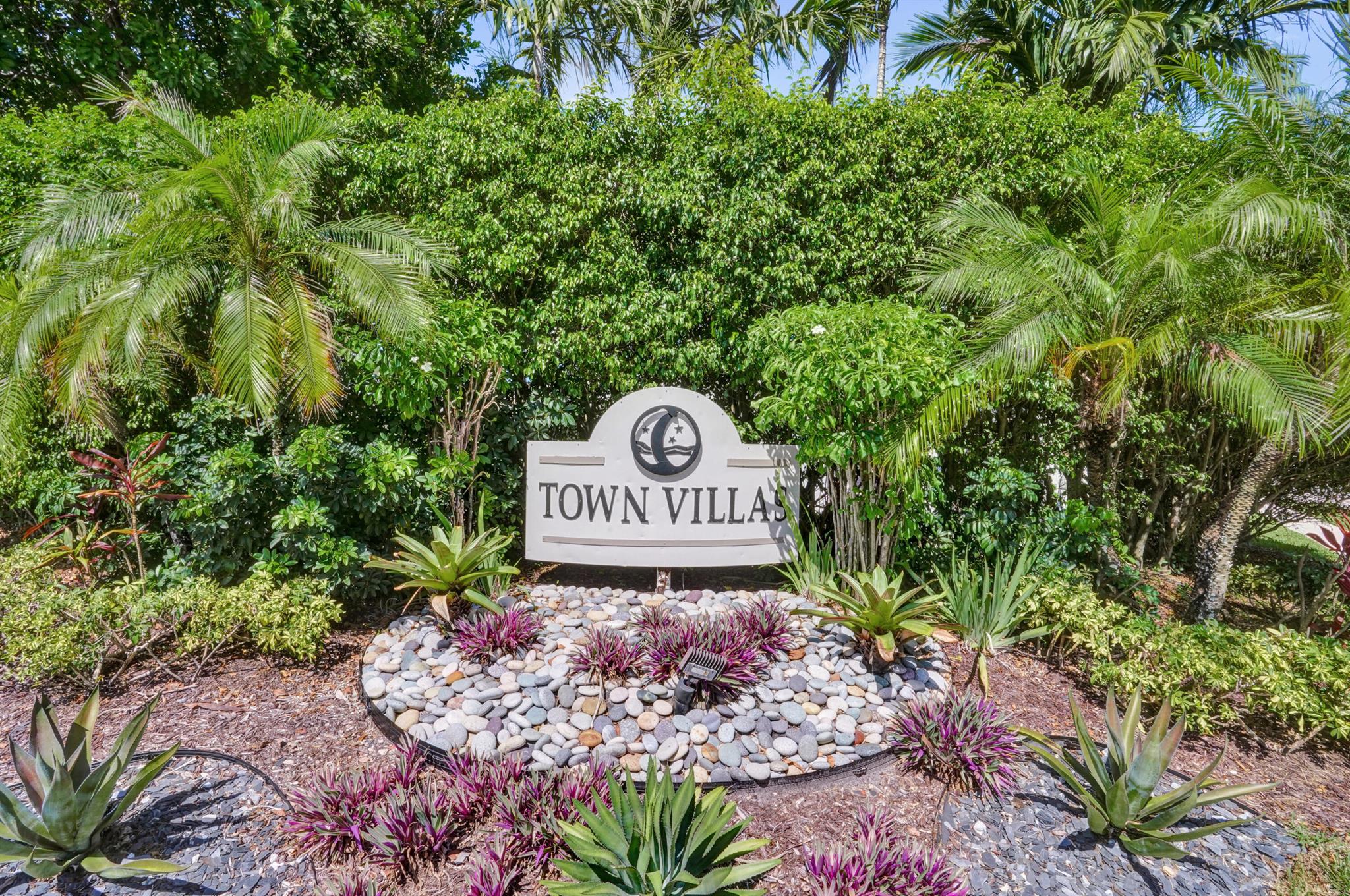 PRICED TO SELL! Well maintained 2/2 Corner and Lake Villa in a very active community of Town Villas. This stunning 2 bedroom, 2-bathroom offers a perfect blend of comfort, style and convenience.Corner villas offer more privacy , windows and sunlight.Step into a bright and airy living room that features natural light.The open floor plan seamlessly connects the living room to the dining space.Step into your private bright Florida room .A gorgeous lake view provides a Zen getaway right at home.The association takes care of the outside building maintenance, yard, paint and outside water proofing.Freshly painted with tile and pergo-wood throughout