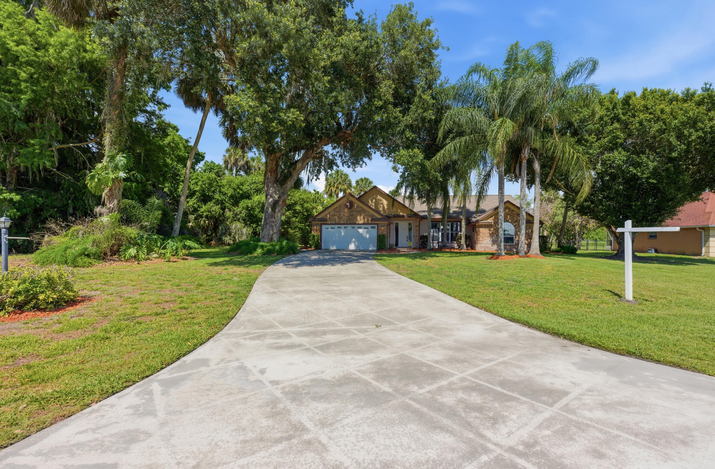 BLUE HERON GOLF AND COUNTRY - Residential