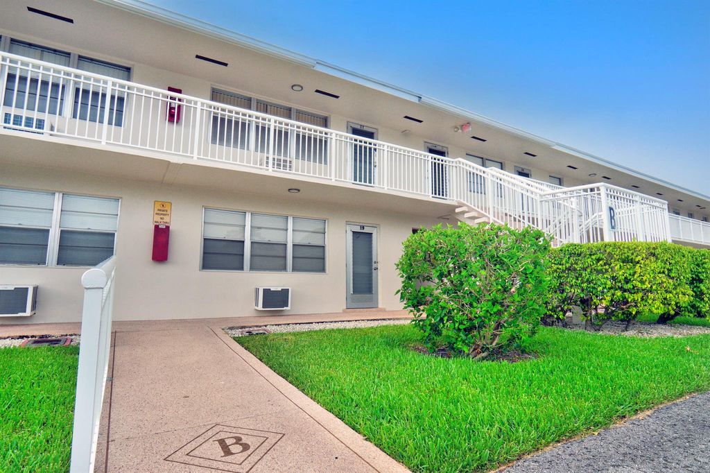 Photo of 19 Hastings B, West Palm Beach, FL 33417 (MLS # R11134465)