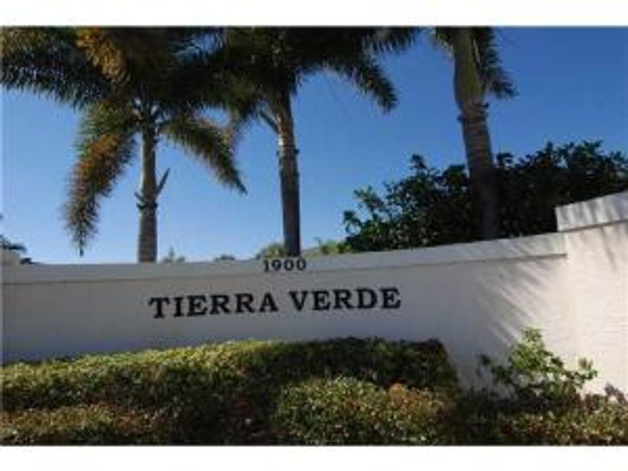 LOCATION, LOCATION!!2nd floor condo in the heart of Stuart. Convenient to downtown shops & restaurants, the Treasure Coast Mall, beaches, parks, golf courses & I-95. Master suite with walk-in closet, washer and dryer in unit. Large sreened patio. Community pool and clubhouse. All ages welcome. Offered ''AS-IS'' , inspections welcome.