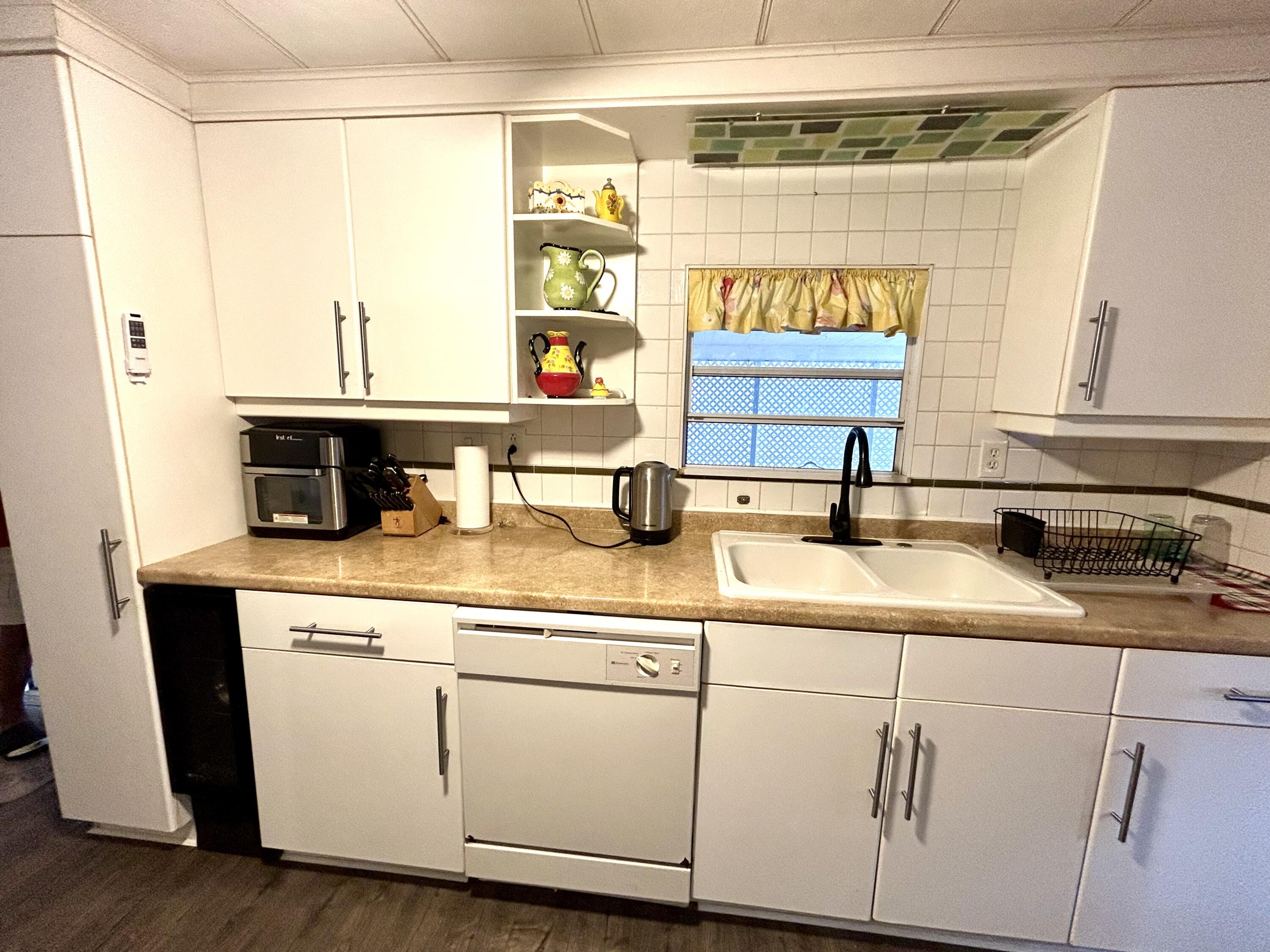 COLONIAL ESTATES INC MOBI - Residential Lease