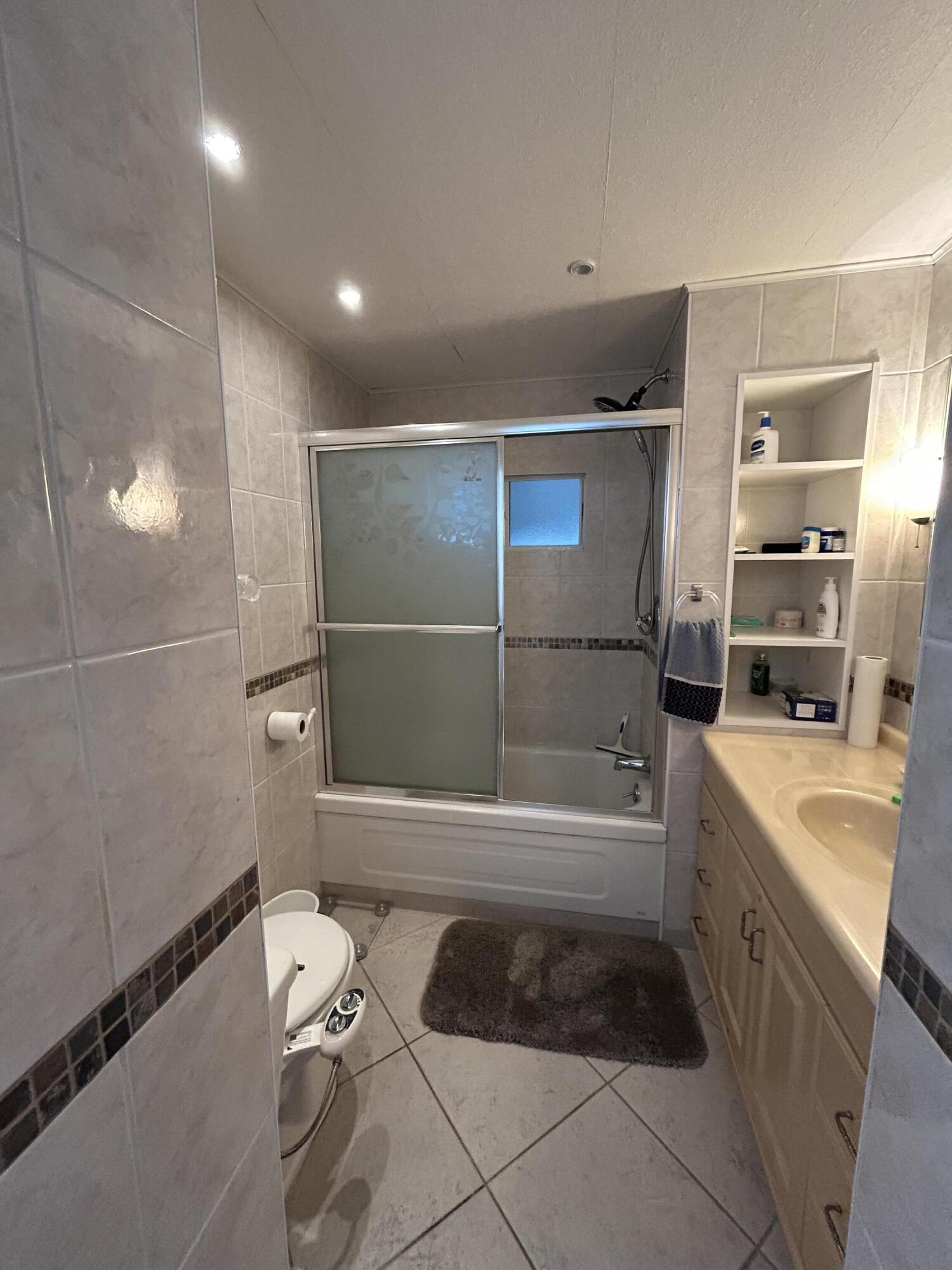 COLONIAL ESTATES INC MOBI - Residential Lease