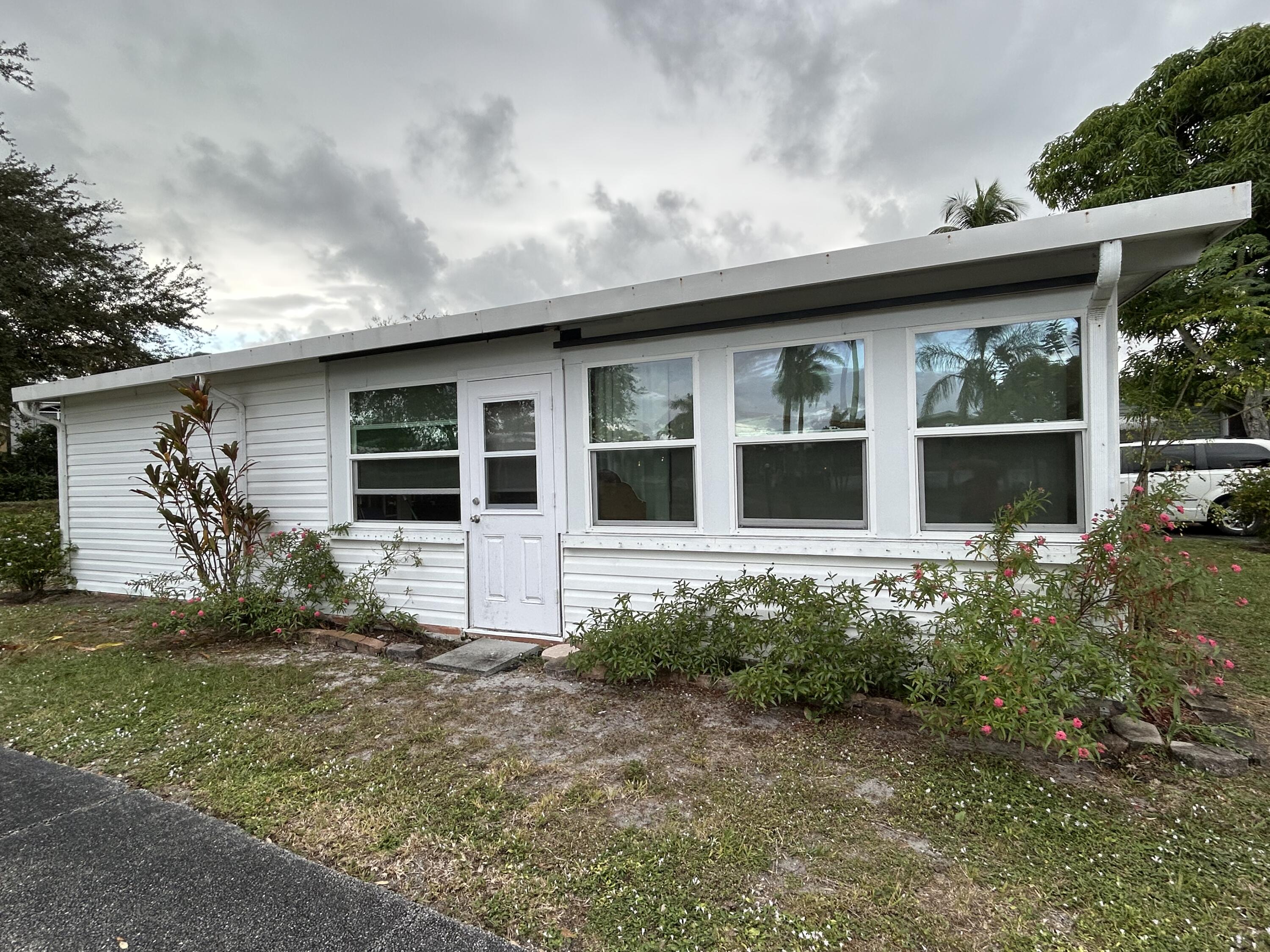 COLONIAL ESTATES INC MOBI - Residential Lease