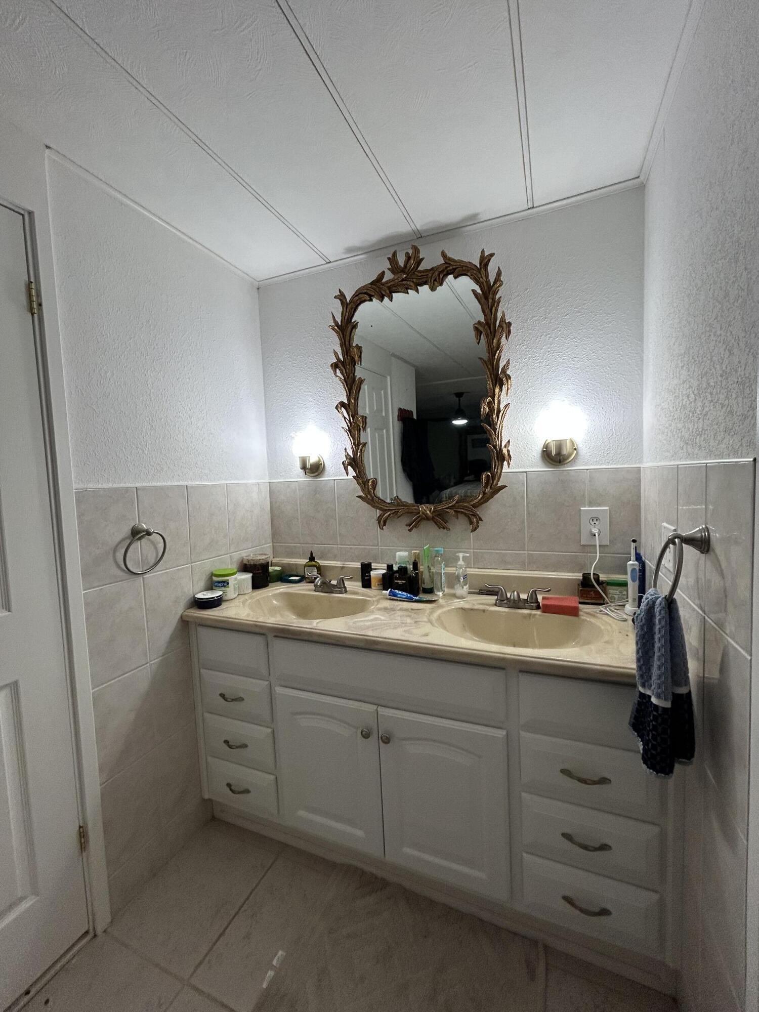 COLONIAL ESTATES INC MOBI - Residential Lease