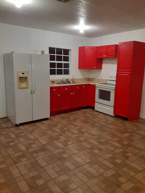 Beautiful unit 2 bedrooms 1 bathroom with a lot of space and outside space too. Fresh paint and new baseboards, very nice and quiet place to live.