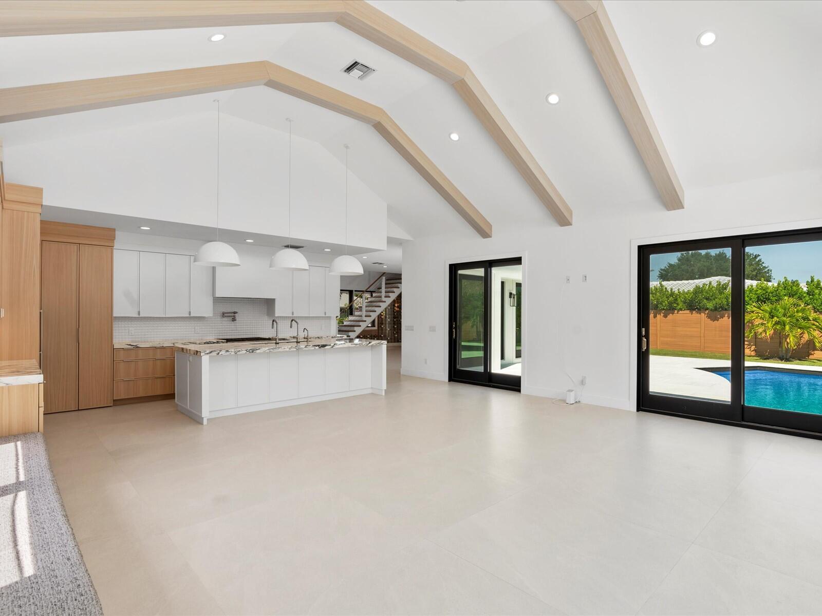 COUNTRY CLUB POINT - Residential