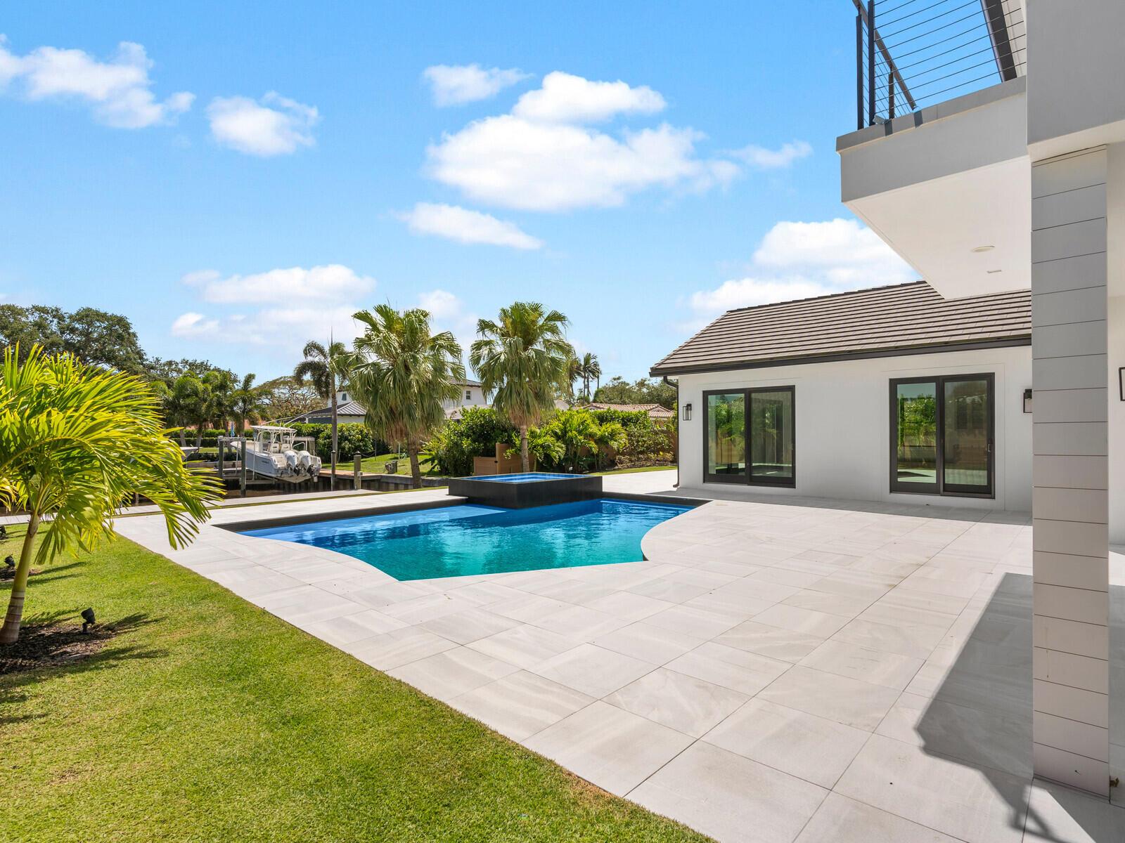 COUNTRY CLUB POINT - Residential