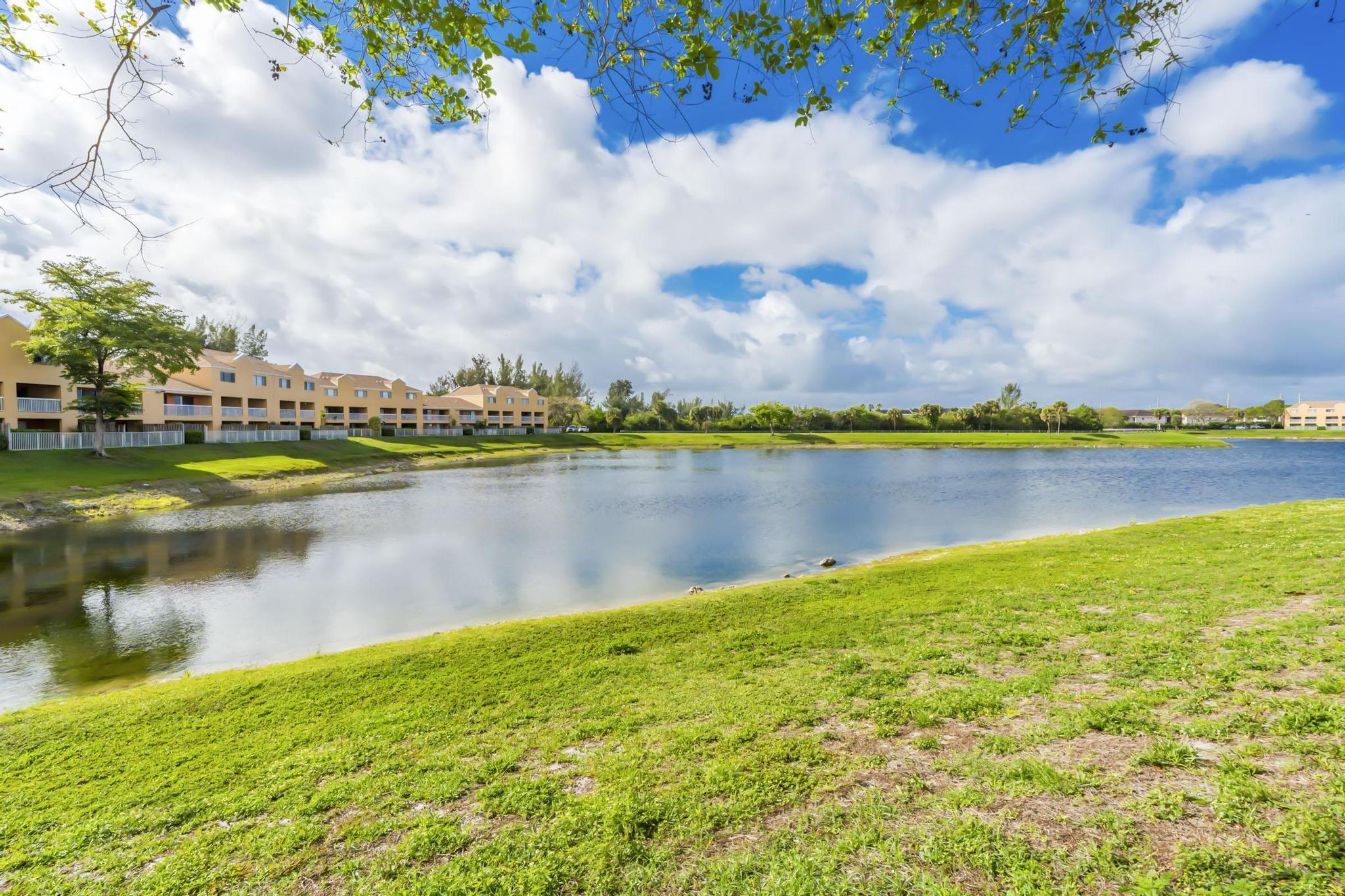VILLAS AT LAKEVIEW CONDO - Residential Lease