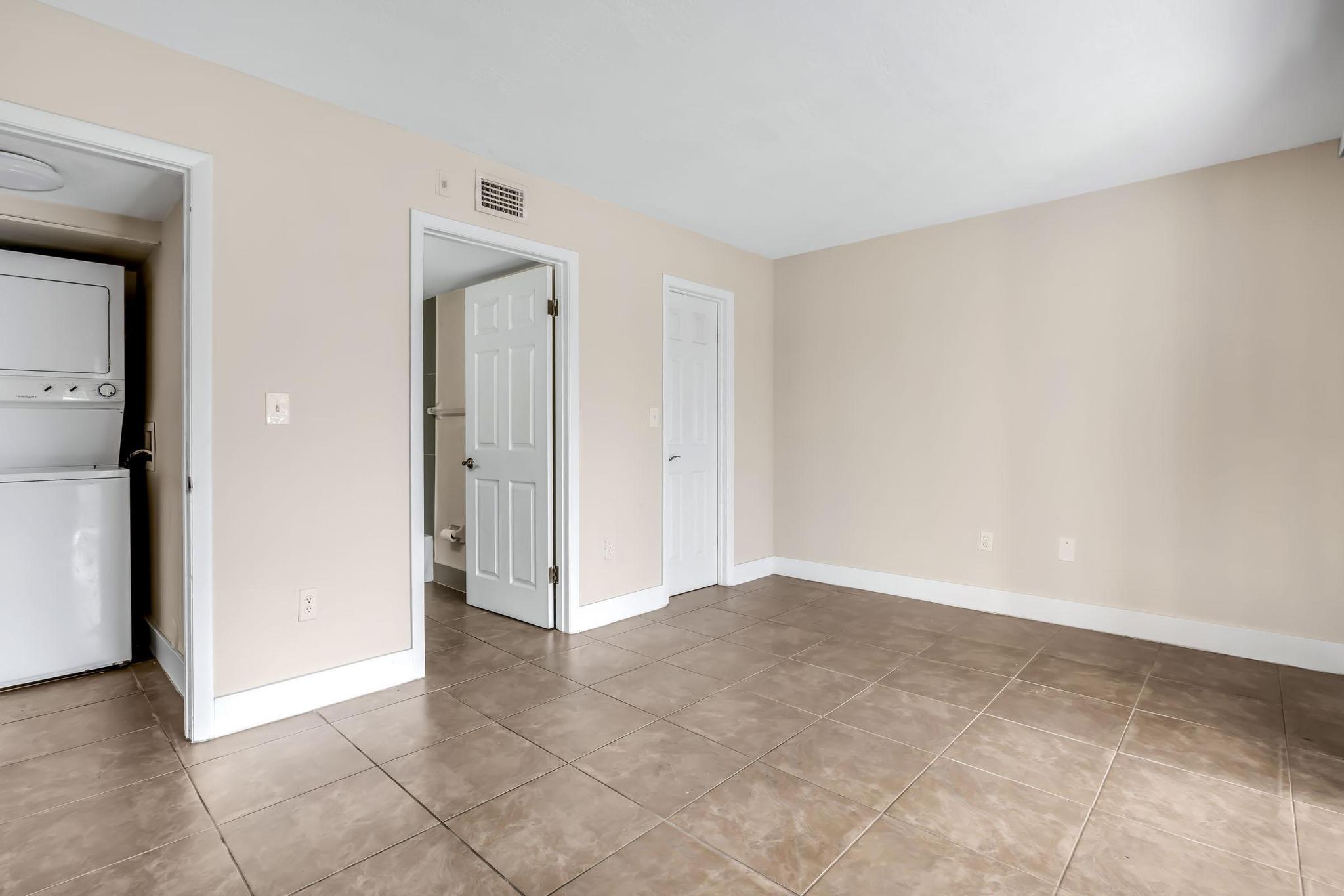 VILLAS AT LAKEVIEW CONDO - Residential Lease