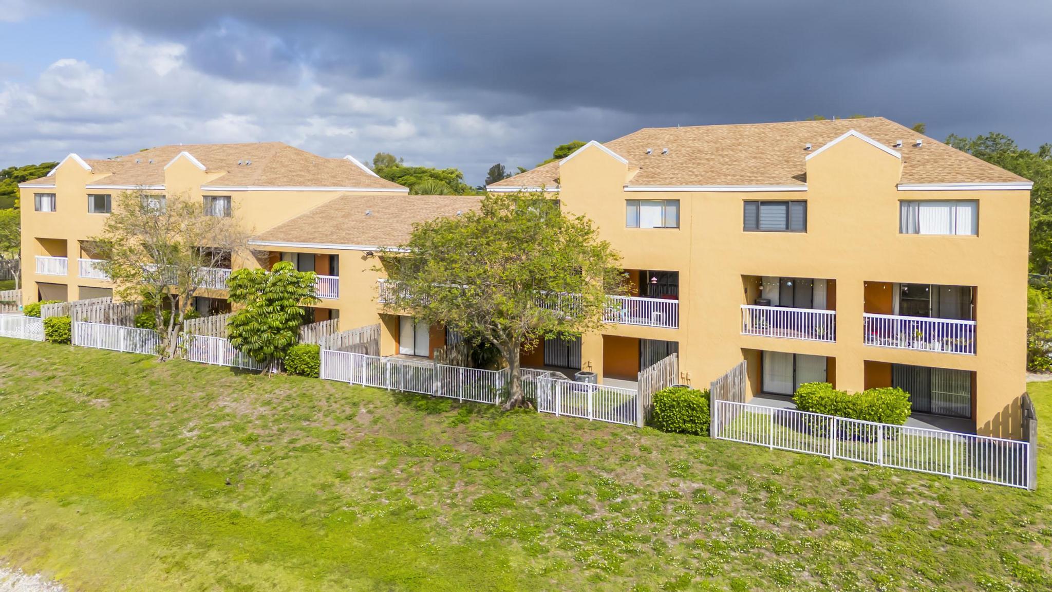 VILLAS AT LAKEVIEW CONDO - Residential Lease
