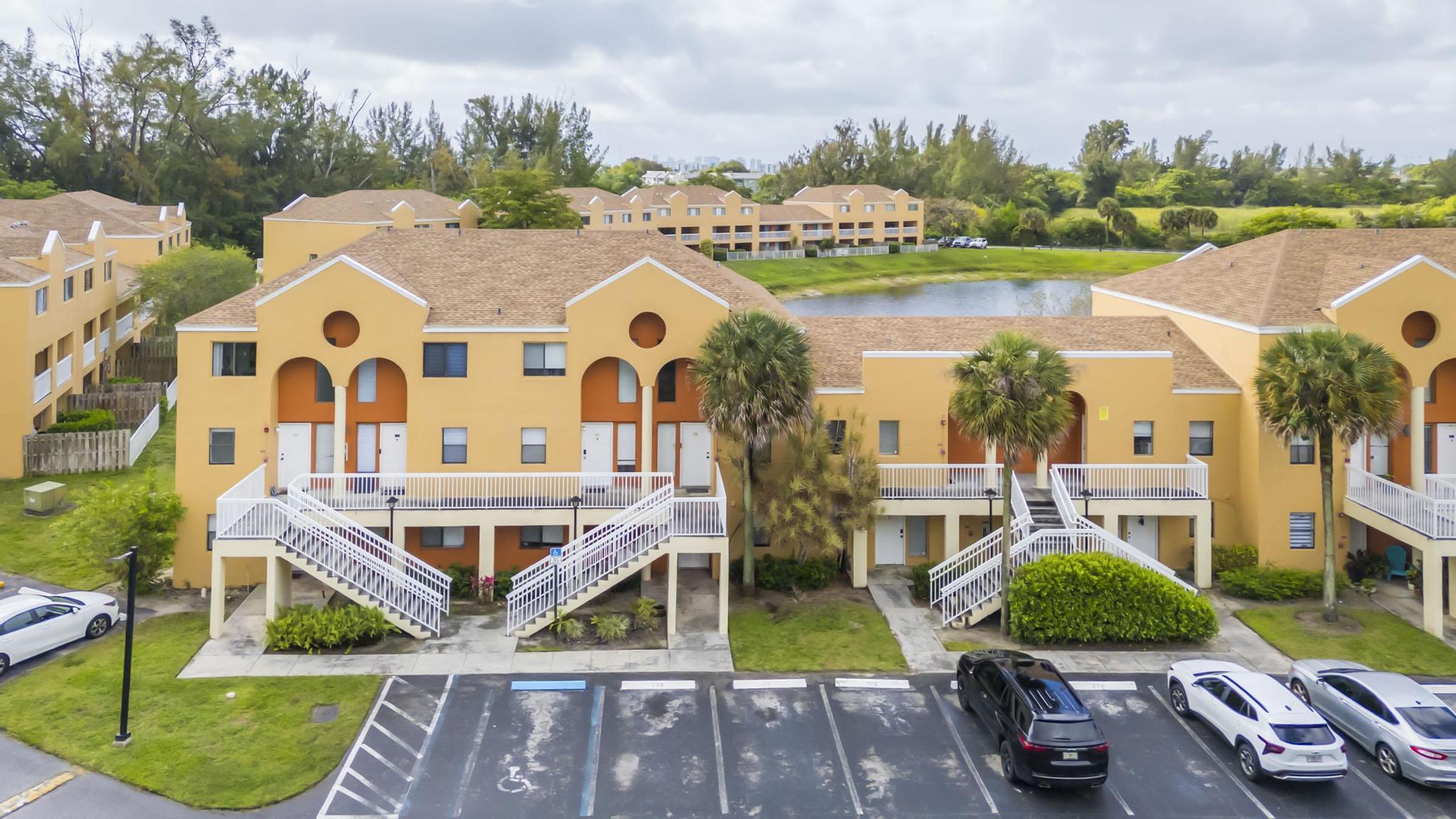 VILLAS AT LAKEVIEW CONDO - Residential Lease